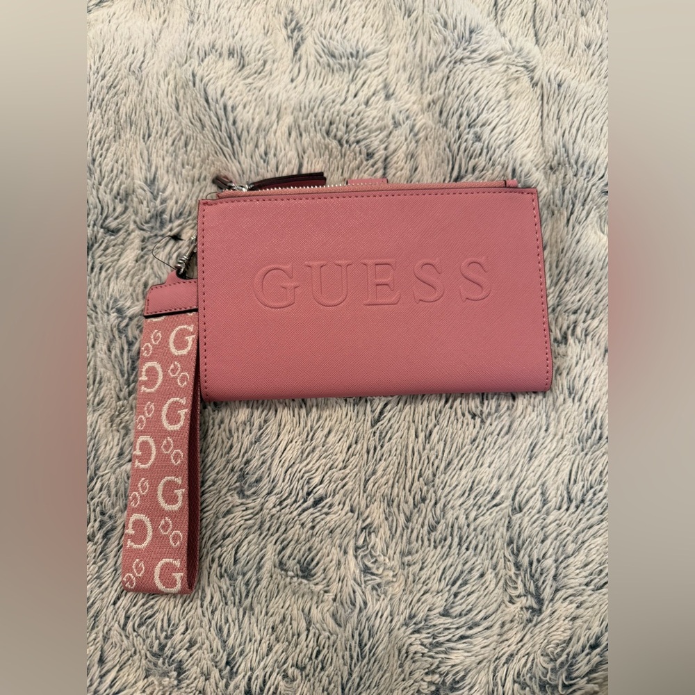 🌺NWT Guess Wristlet🌺